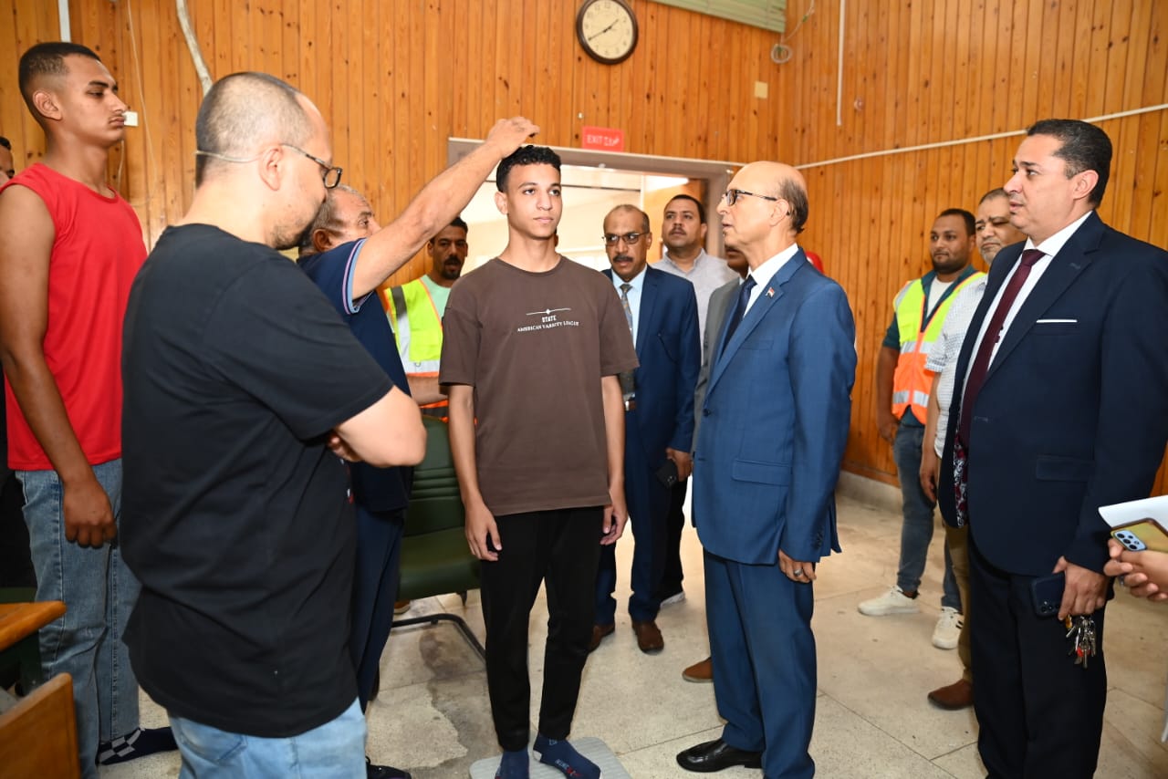 رئيس جامعة أسيوط يتابع اختبارات القدرات 2025 بكلية علوم الرياضة