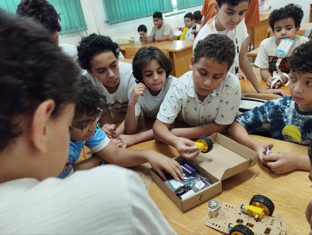 جامعة أسيوط تنظم نشاط علمي بكلية الهندسة ضمن برنامج جامعة الطفل