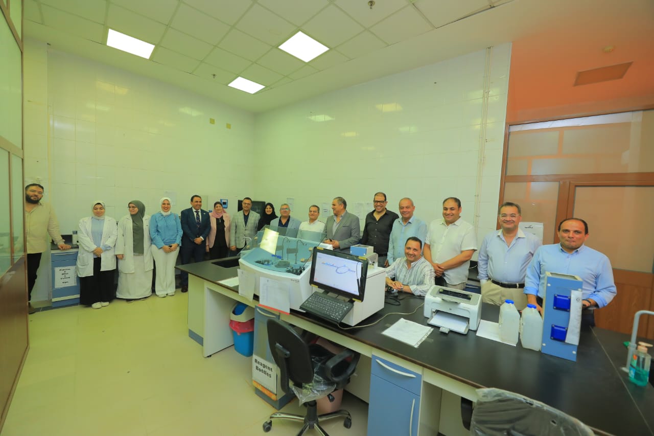 رئيس جامعة كفر الشيخ يتفقد عددًا من المعامل الطبية والمراكز المتخصصة بكلية الطب والمستشفى الجامعي