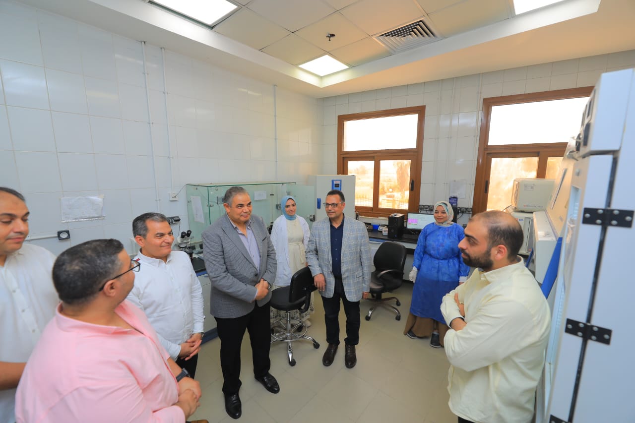 رئيس جامعة كفر الشيخ يتفقد عددًا من المعامل الطبية والمراكز المتخصصة بكلية الطب والمستشفى الجامعي