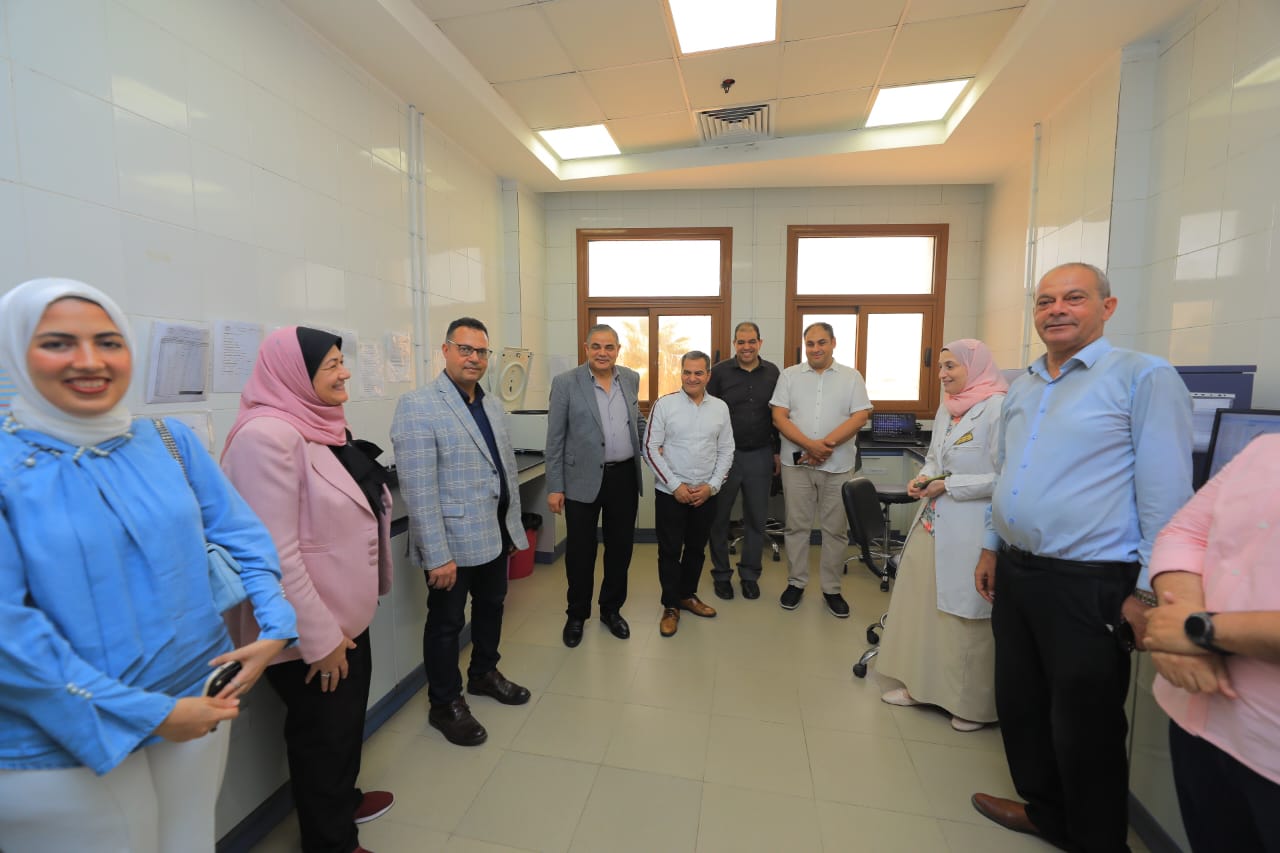 رئيس جامعة كفر الشيخ يتفقد عددًا من المعامل الطبية والمراكز المتخصصة بكلية الطب والمستشفى الجامعي