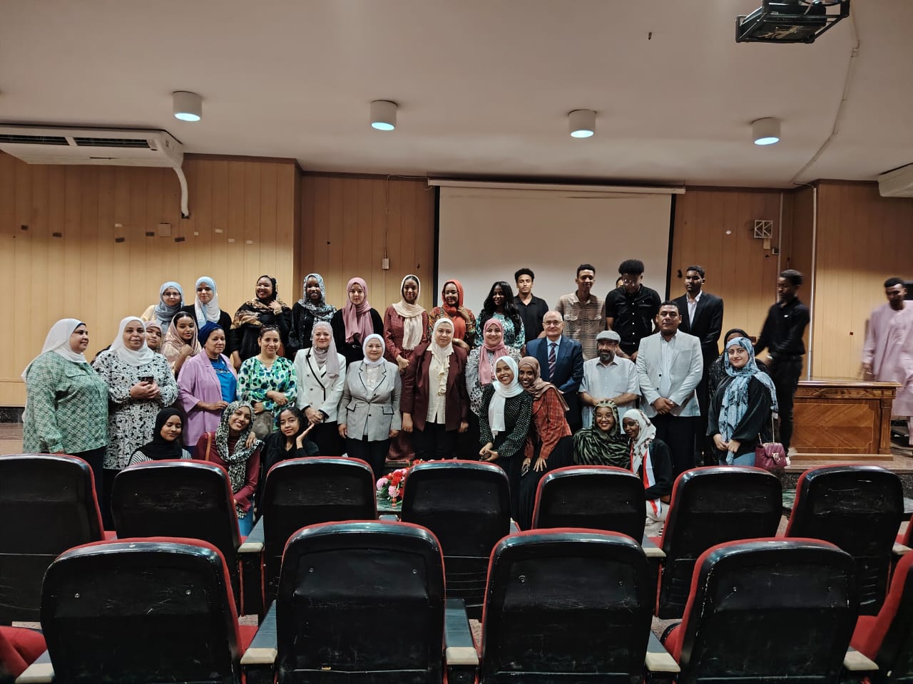 كلية الألسن جامعة عين شمس تنظم حفل ختام أنشطة الطلاب الوافدين