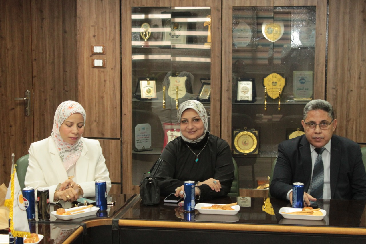 جامعة أسيوط تعقد اجتماعًا لمتابعة مسابقة أفضل كلية صديقة للبيئة