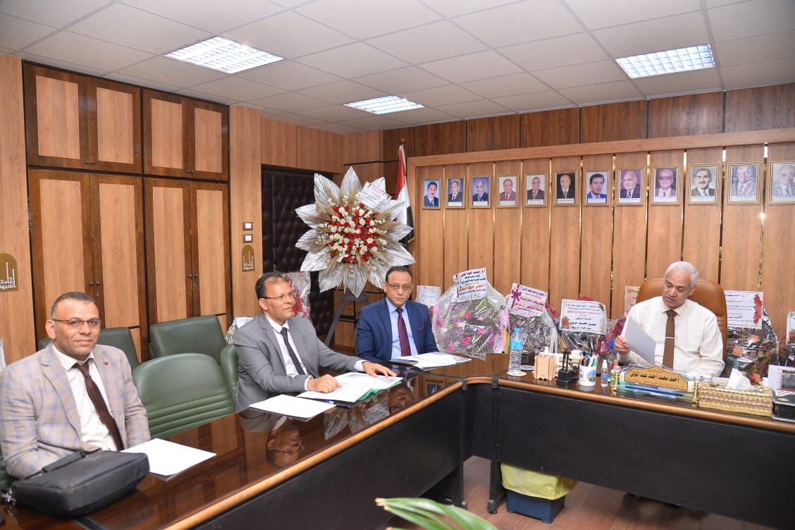 جامعة أسيوط تعقد اجتماع مجلس إدارة مركز التعليم الإلكتروني لدعم التحول الرقمي