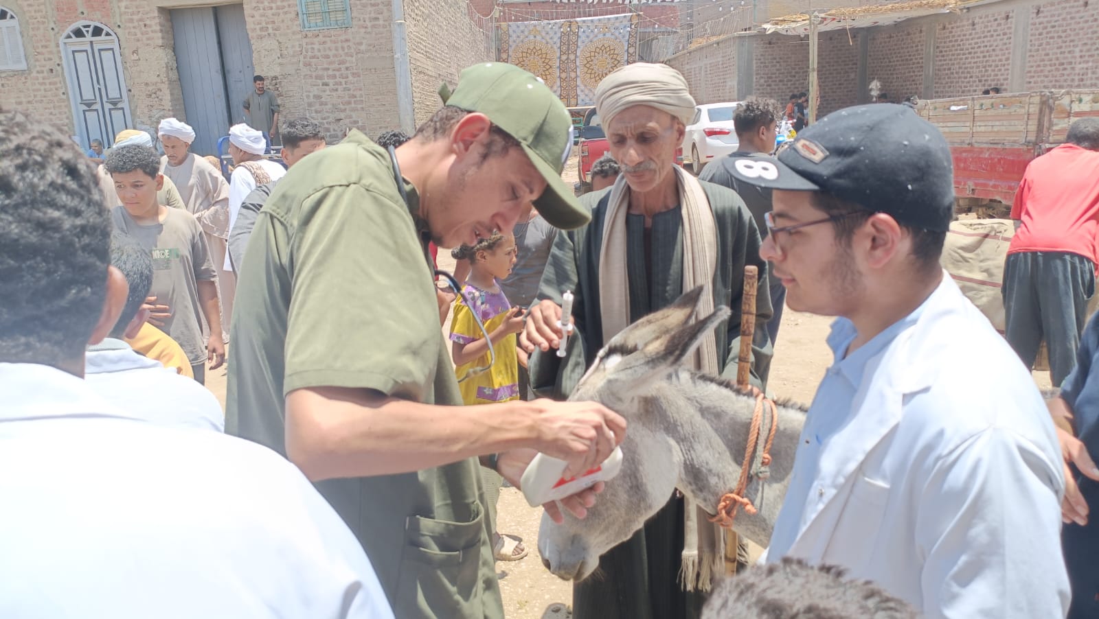 جامعة سوهاج تنظم قافلة طبية بيطرية بقرية النغاميش ضمن مبادرة حياة كريمة