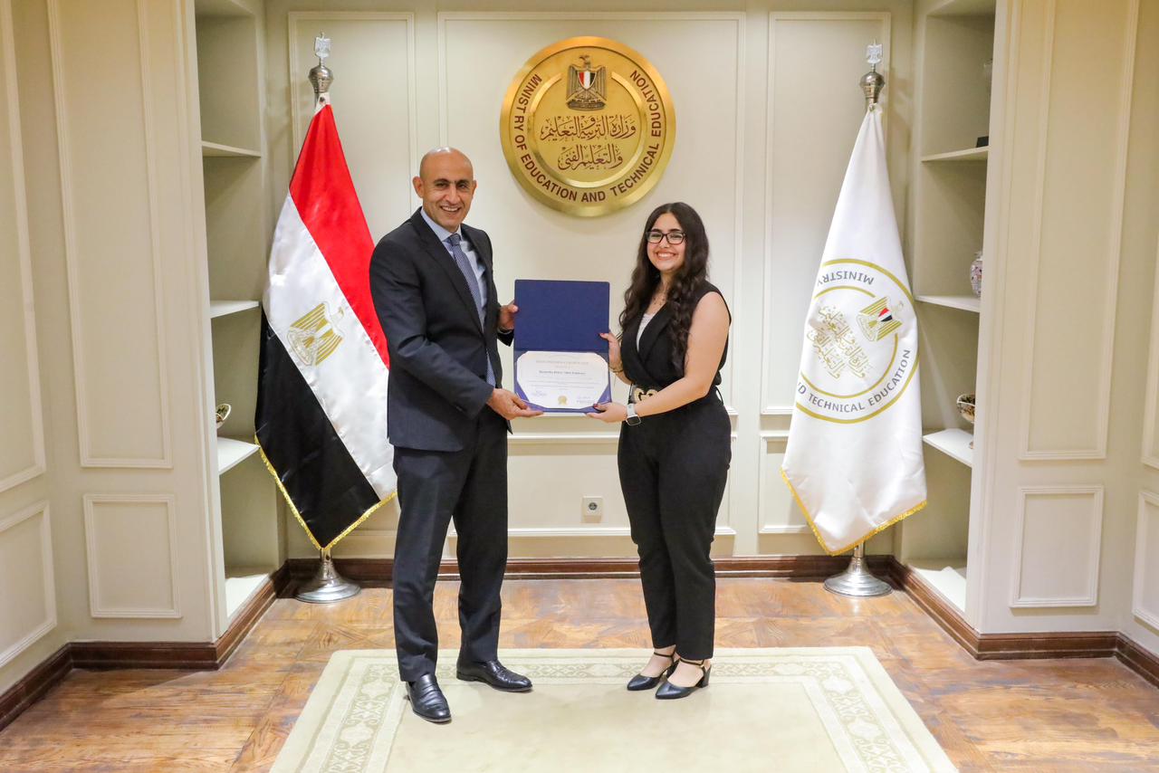 وزير التربية والتعليم يكرم أوائل مدارس النيل الدولية