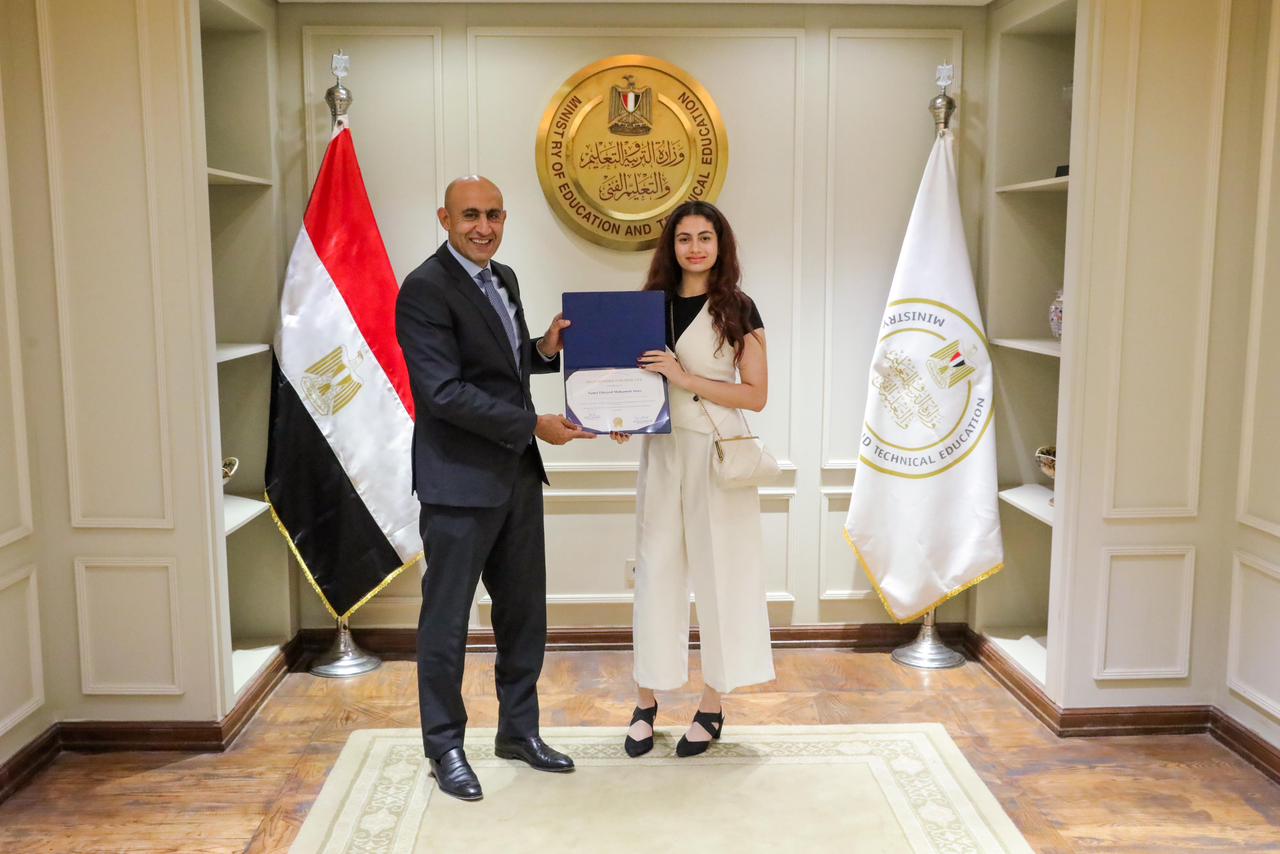 وزير التربية والتعليم يكرم أوائل مدارس النيل الدولية