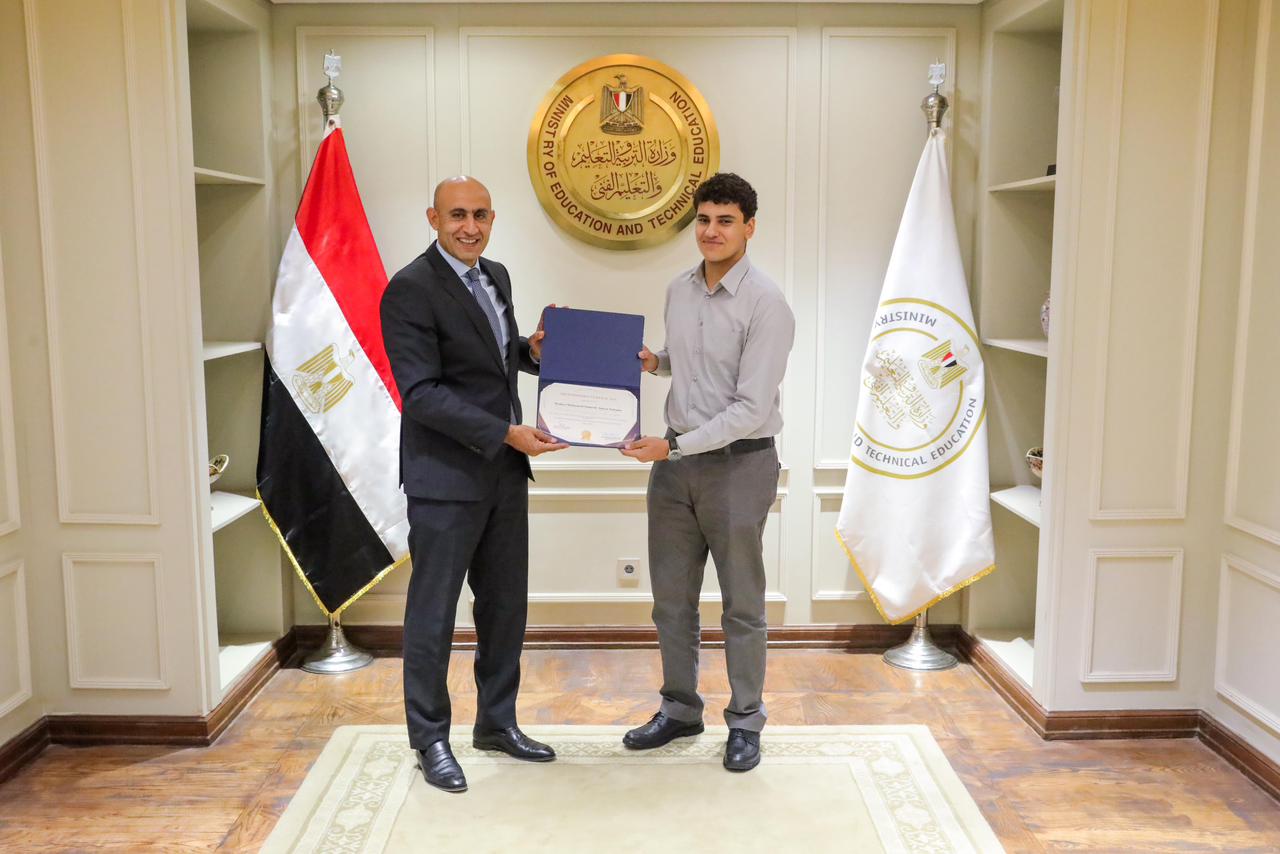 وزير التربية والتعليم يكرم أوائل مدارس النيل الدولية