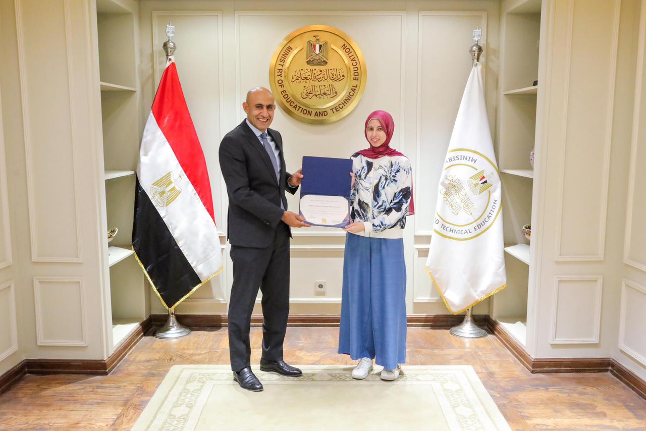 وزير التربية والتعليم يكرم أوائل مدارس النيل الدولية