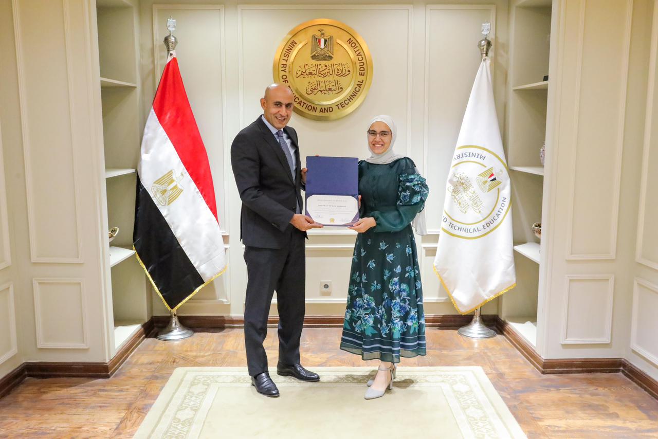 وزير التربية والتعليم يكرم أوائل مدارس النيل الدولية