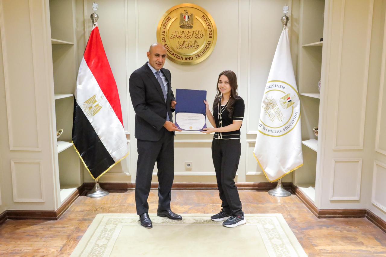 وزير التربية والتعليم يكرم أوائل مدارس النيل الدولية