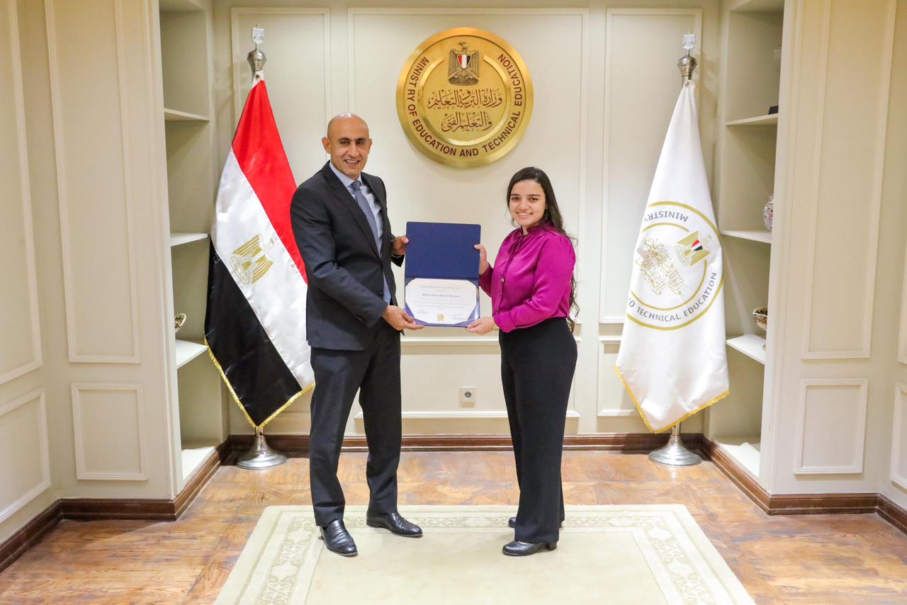 وزير التربية والتعليم يكرم أوائل مدارس النيل الدولية