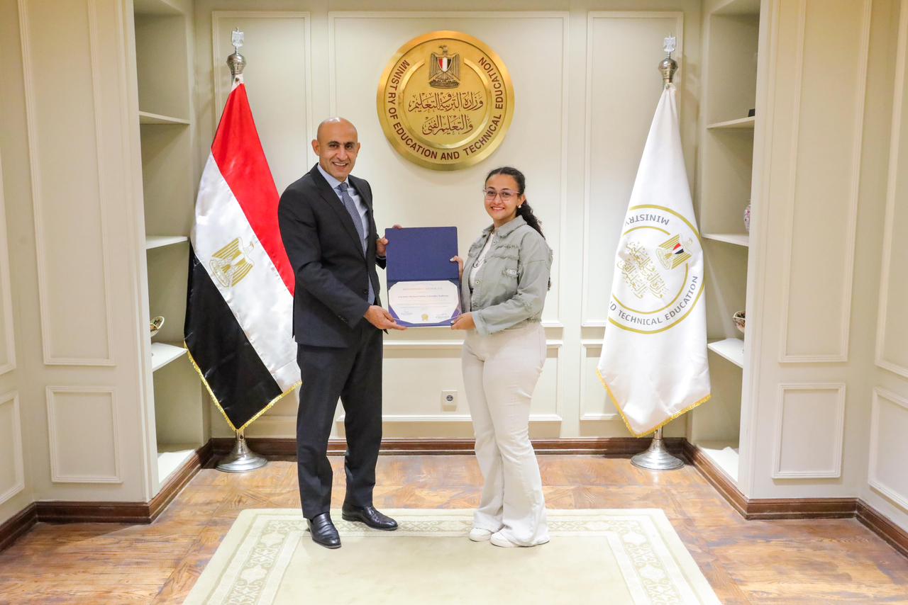 وزير التربية والتعليم يكرم أوائل مدارس النيل الدولية