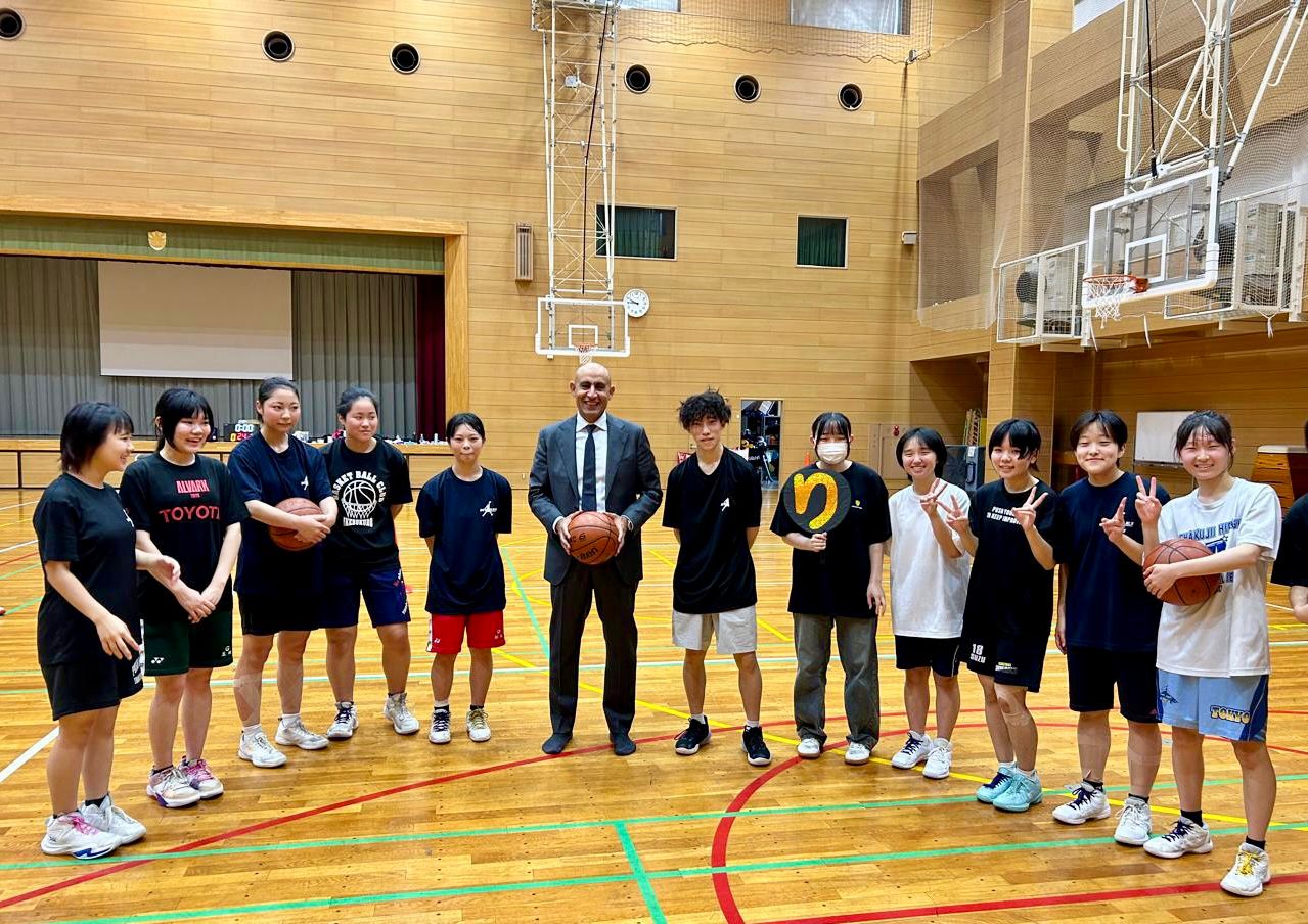 وزير التربية والتعليم يزور مدرسة كوازاه الفنية بطوكيو