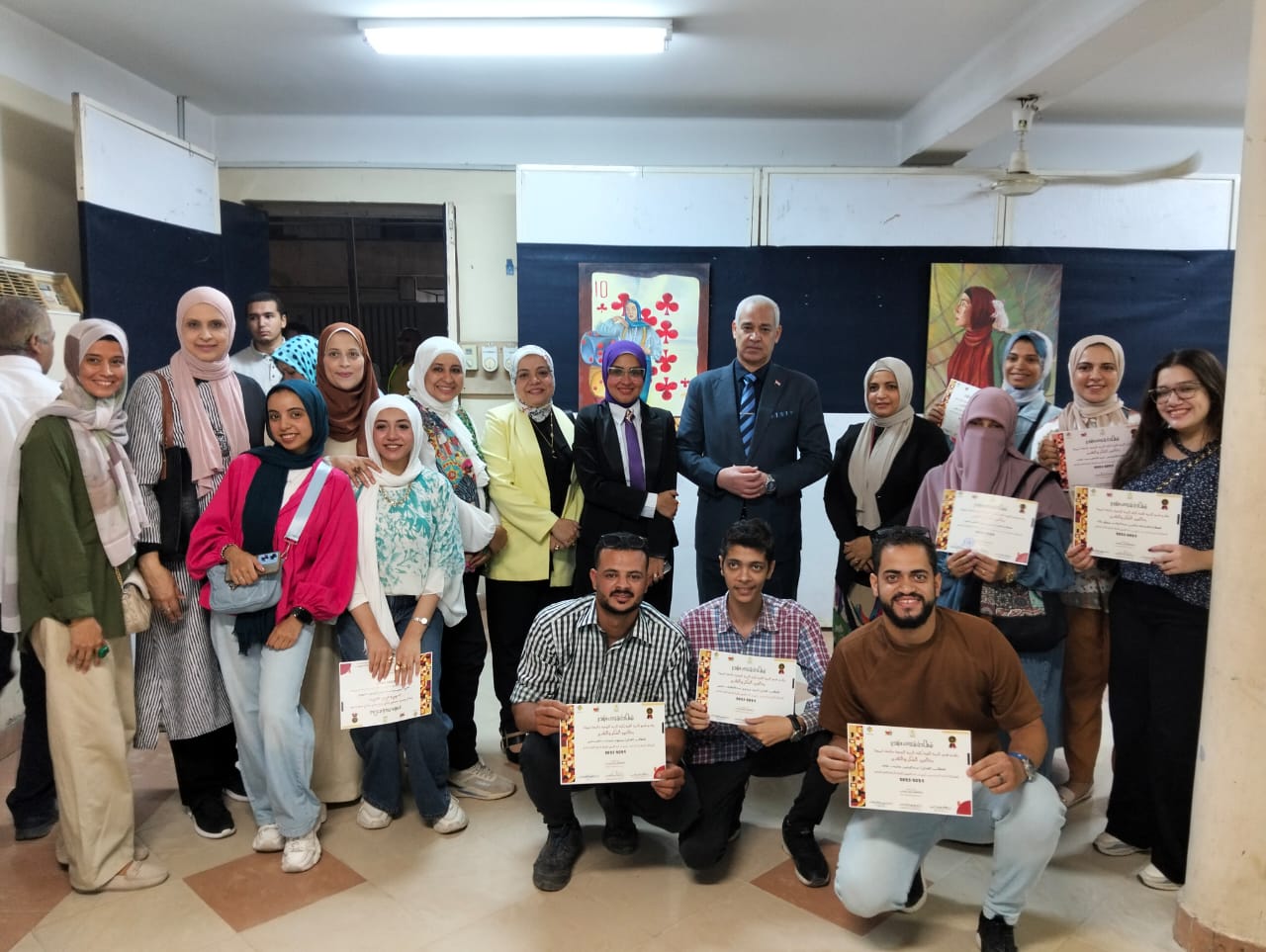  طلاب جامعة أسيوط يعرضون 17 لوحة زيتية في معرض تجليات ذاتية بكلية التربية النوعية