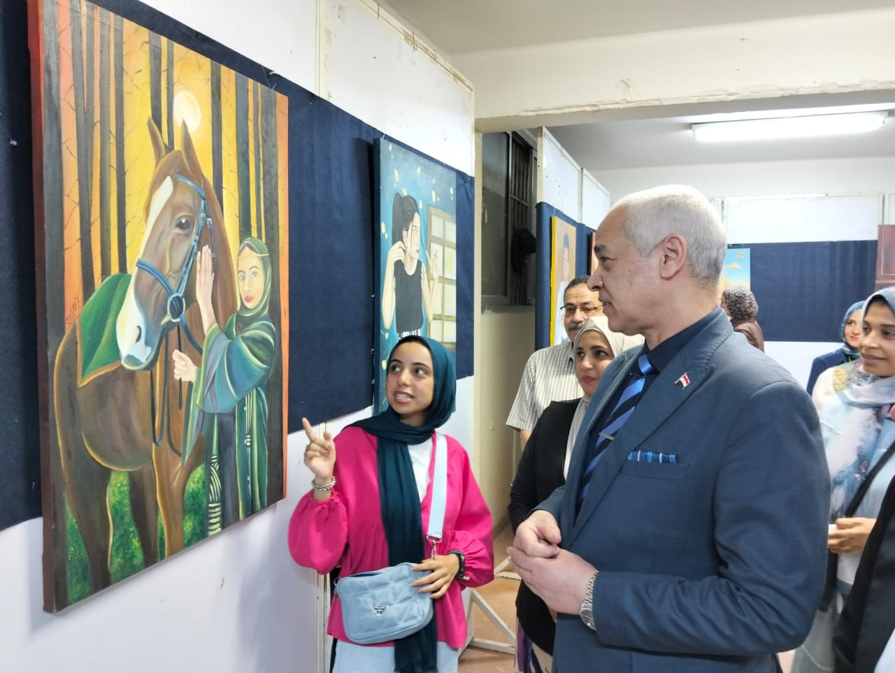  طلاب جامعة أسيوط يعرضون 17 لوحة زيتية في معرض تجليات ذاتية بكلية التربية النوعية