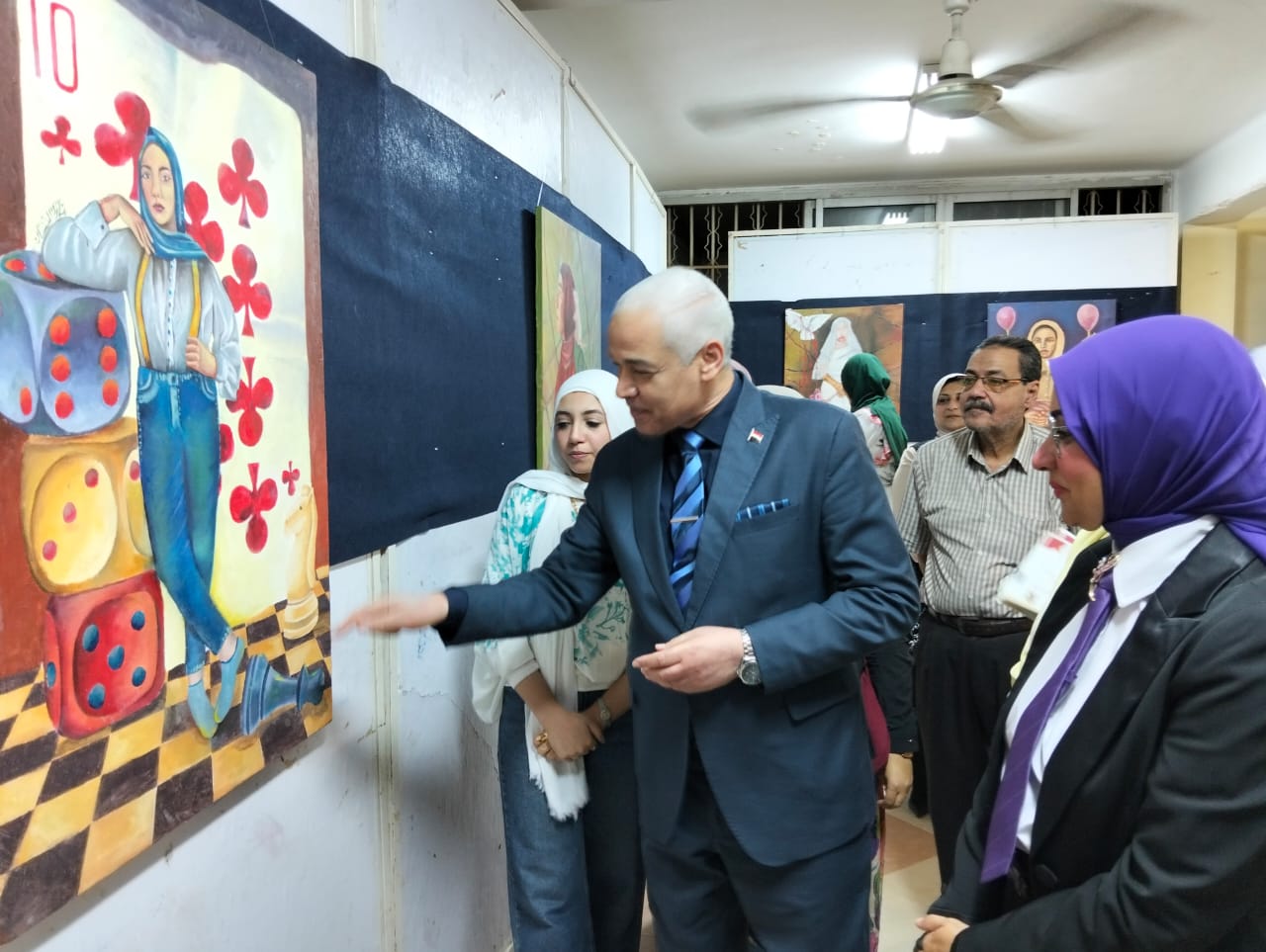  طلاب جامعة أسيوط يعرضون 17 لوحة زيتية في معرض تجليات ذاتية بكلية التربية النوعية