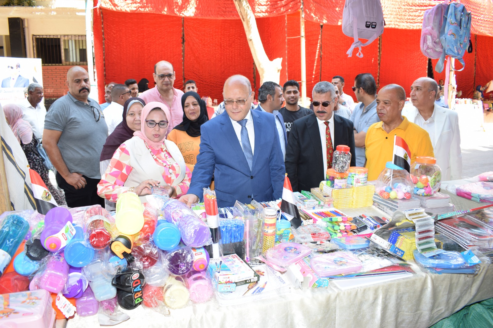 رئيس جامعة سوهاج يفتتح معرض أهلا مدرستي 2025