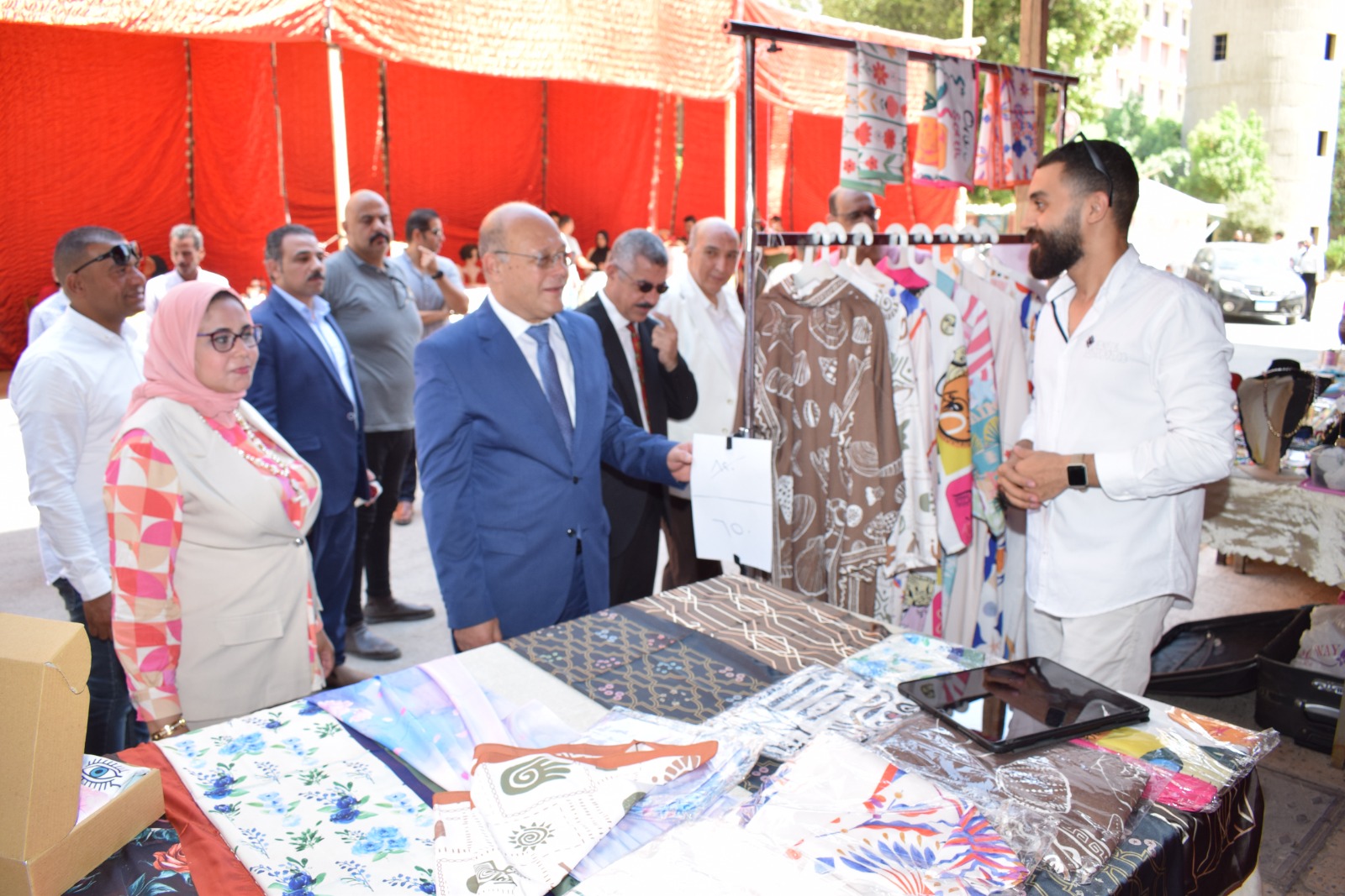 رئيس جامعة سوهاج يفتتح معرض أهلا مدرستي 2025