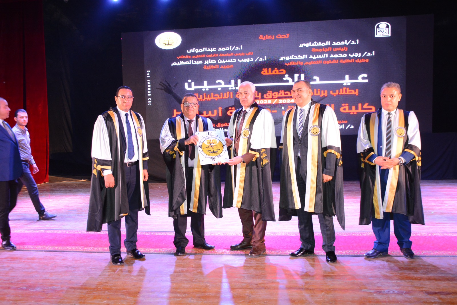 جامعة أسيوط تحتفل بتخريج دفعة جديدة من برنامج اللغة الإنجليزية بكلية الحقوق