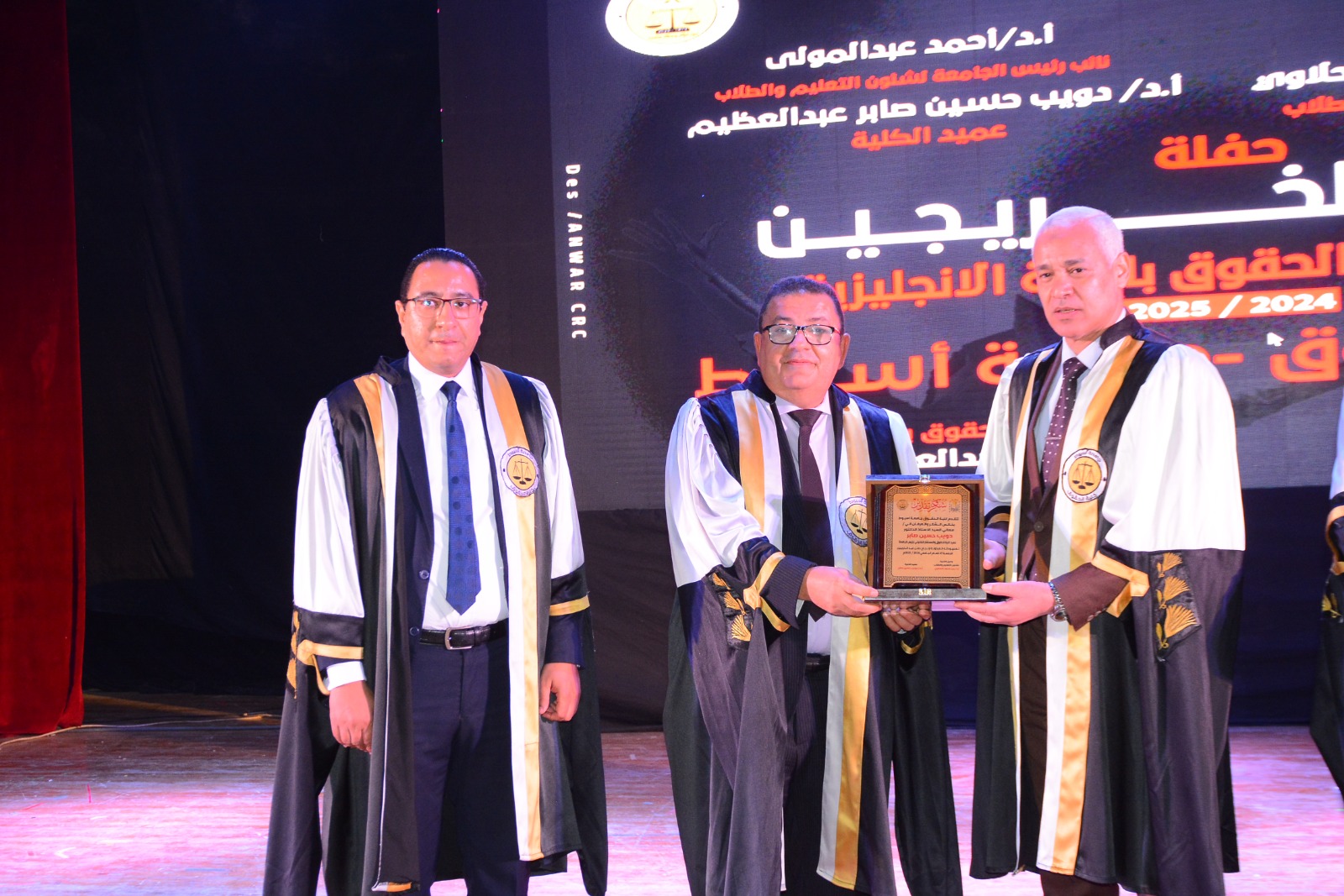 جامعة أسيوط تحتفل بتخريج دفعة جديدة من برنامج اللغة الإنجليزية بكلية الحقوق