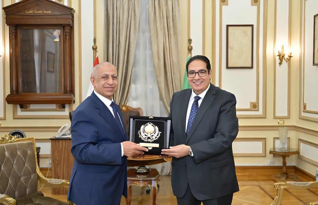 رئيس جامعة القاهرة يستقبل رئيس الأكاديمية العربية للعلوم والتكنولوجيا 