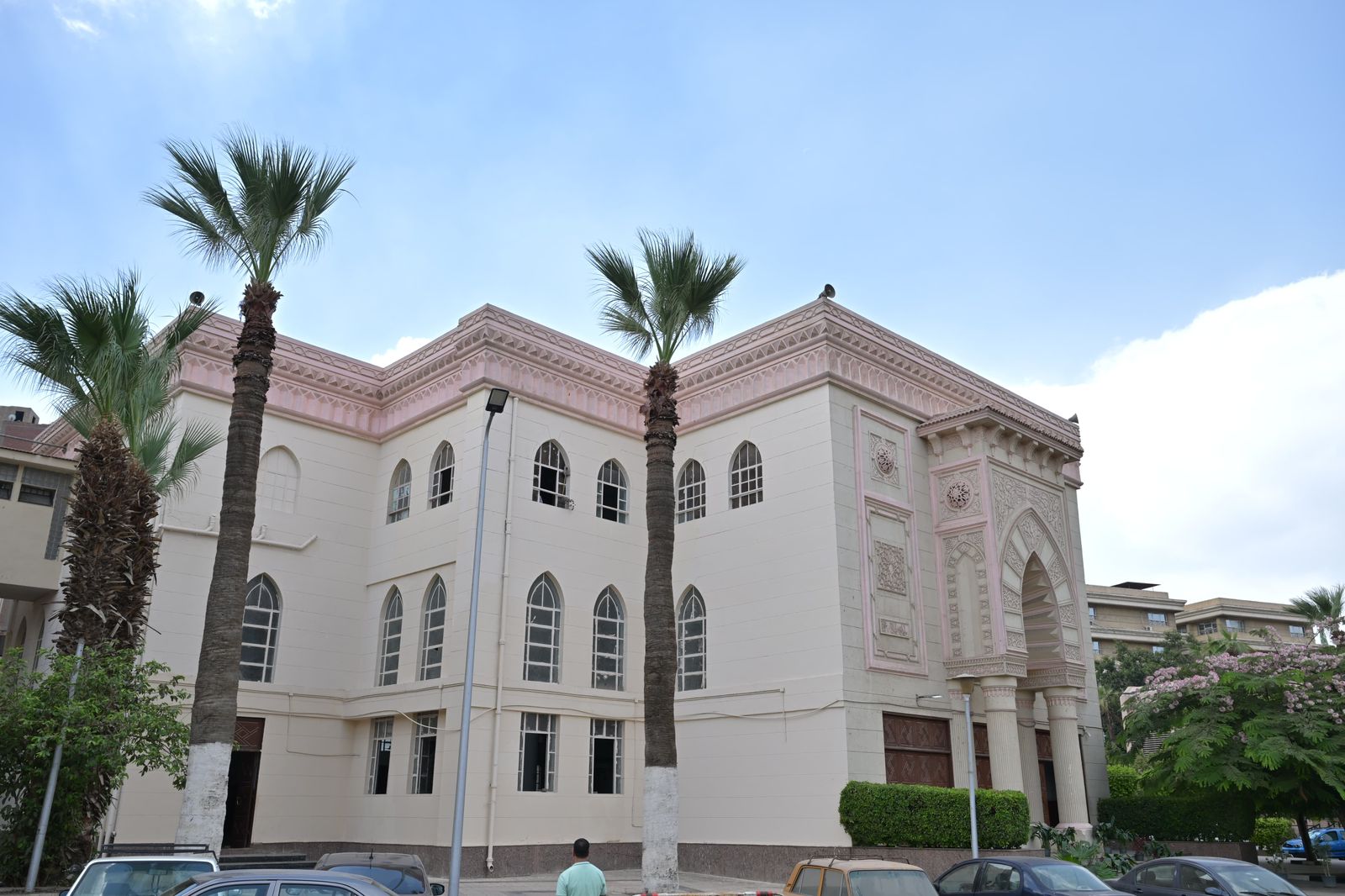 رئيس جامعة القاهرة يفتتح مسجد المدينة الجامعية بعد الانتهاء من أعمال التطوير