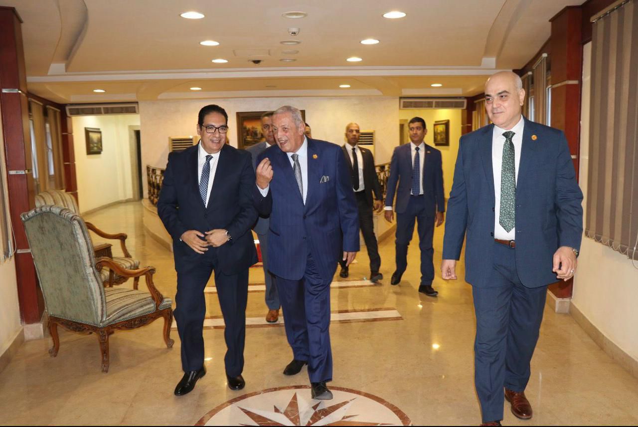 جامعة القاهرة ومجلس الدفاع الوطني يطلقان تدريبًا صيفيًا غير مسبوق لطلاب كلية الاقتصاد والعلوم السياسية