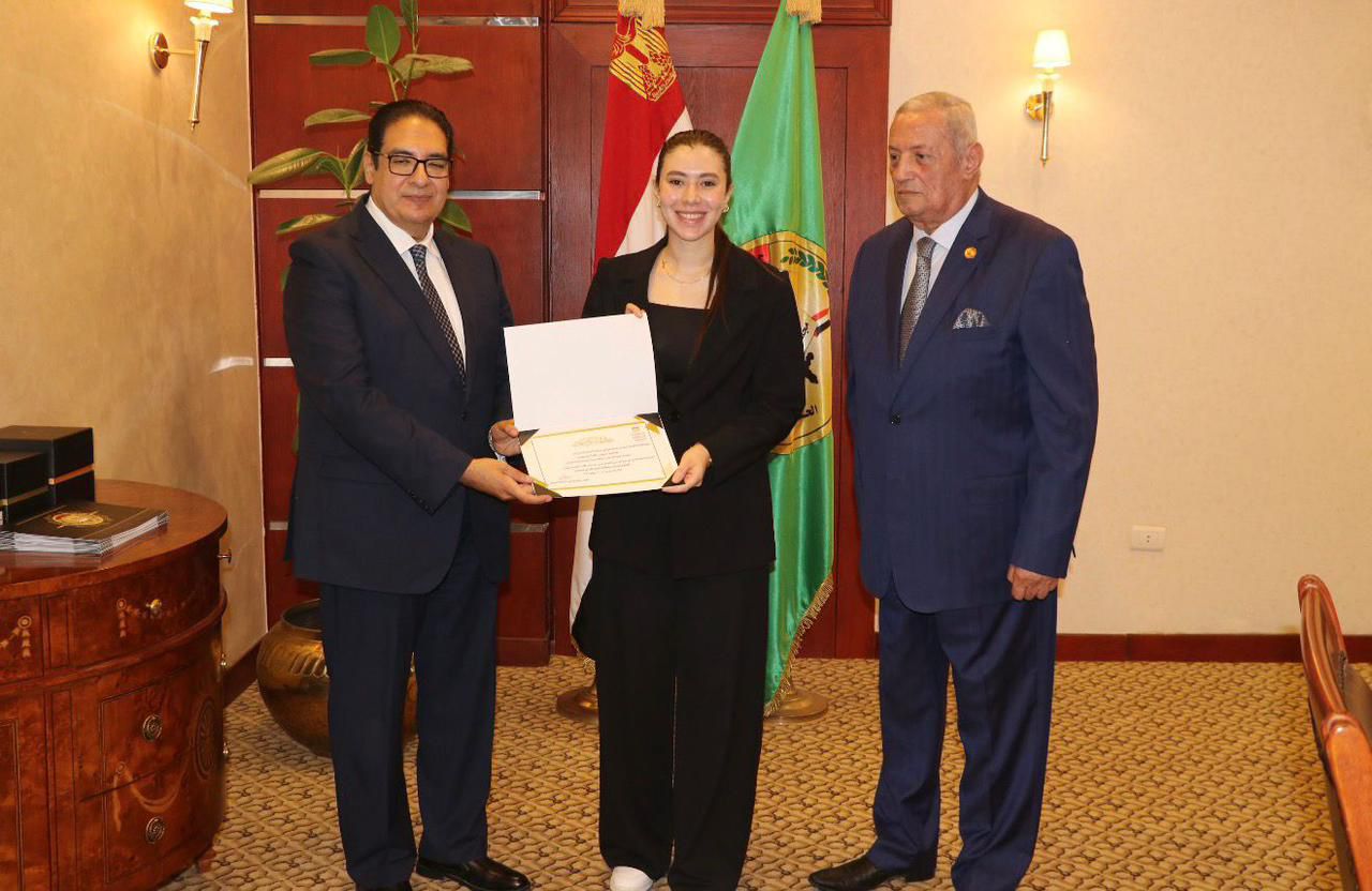 جامعة القاهرة ومجلس الدفاع الوطني يطلقان تدريبًا صيفيًا غير مسبوق لطلاب كلية الاقتصاد والعلوم السياسية