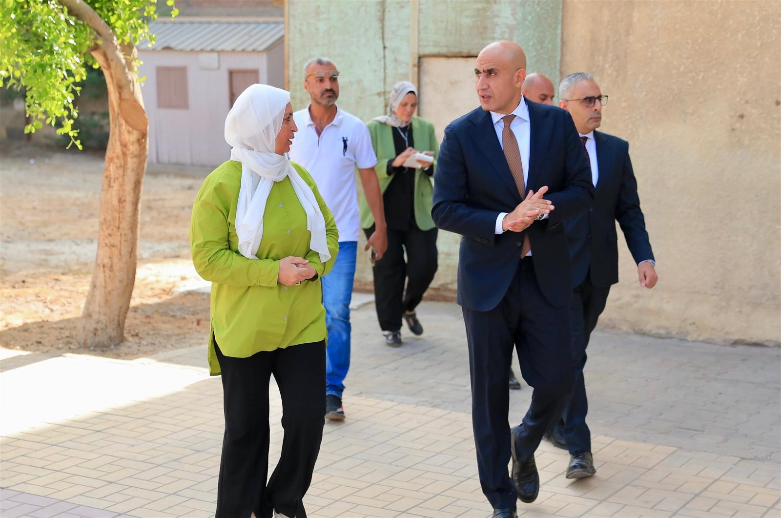 وزير التربية والتعليم يستمع لأولياء الأمور ويتابع مخازن الكتب الدراسية