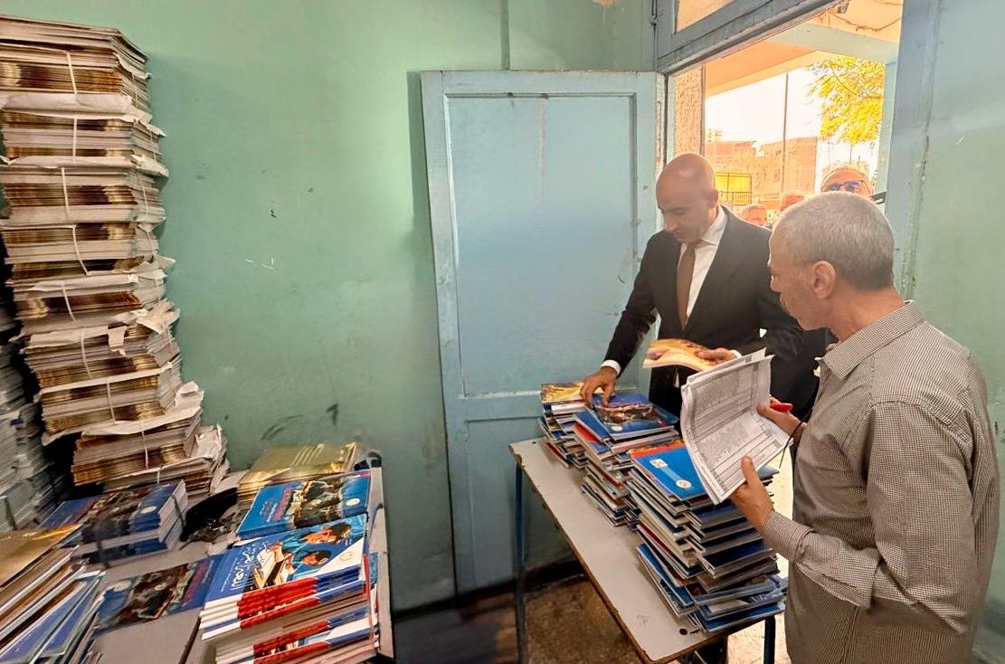 وزير التربية والتعليم يستمع لأولياء الأمور ويتابع مخازن الكتب الدراسية