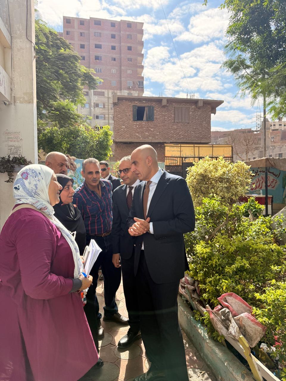 وزير التربية والتعليم يستمع لأولياء الأمور ويتابع مخازن الكتب الدراسية