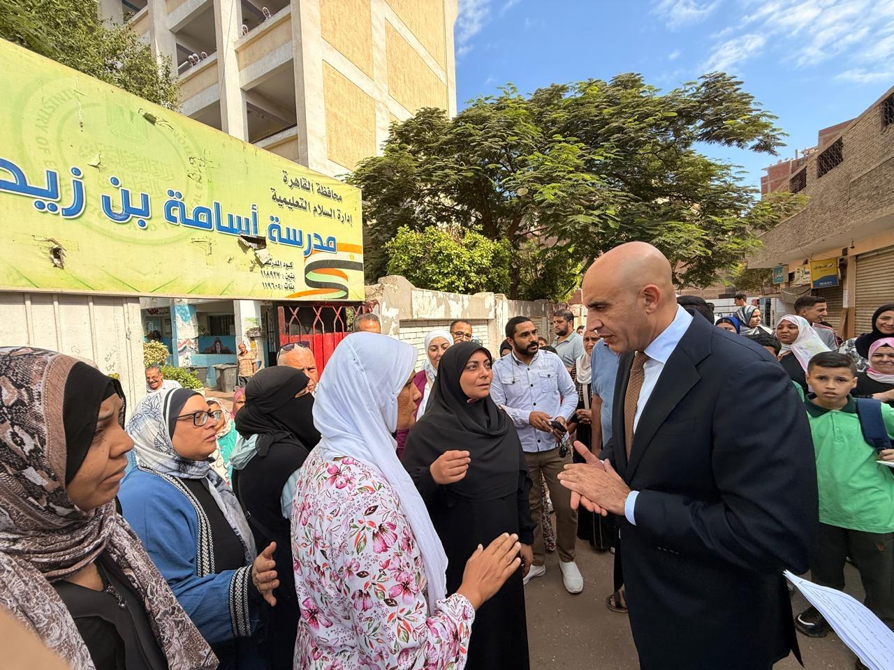 وزير التربية والتعليم يستمع لأولياء الأمور ويتابع مخازن الكتب الدراسية