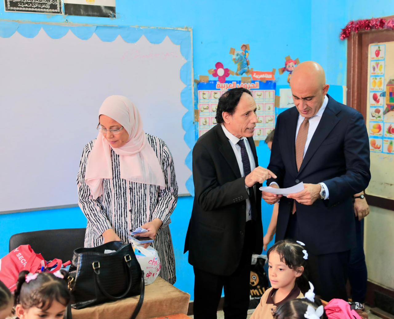 وزير التربية والتعليم يستمع لأولياء الأمور ويتابع مخازن الكتب الدراسية