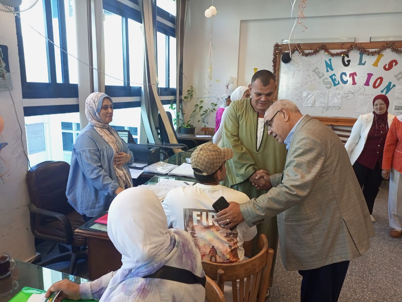 نائب رئيس جامعة دمنهور يتفقد انتظام العملية التعليمية بكليتي التربية والتجارة