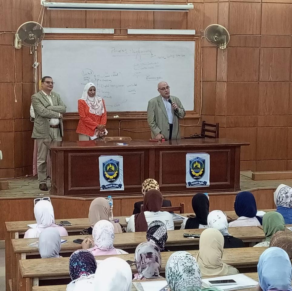 نائب رئيس جامعة دمنهور يتفقد انتظام العملية التعليمية بكليتي التربية والتجارة