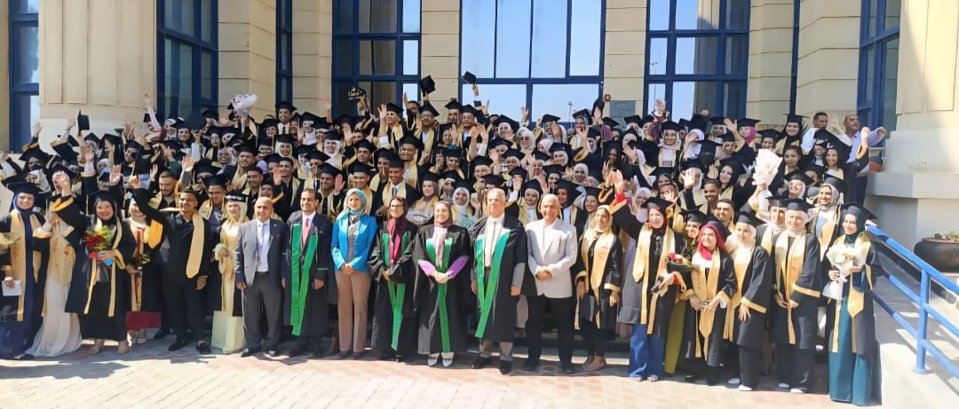 جامعة القاهرة تحتفل بخريجي كلية التجارة والدراسات العليا