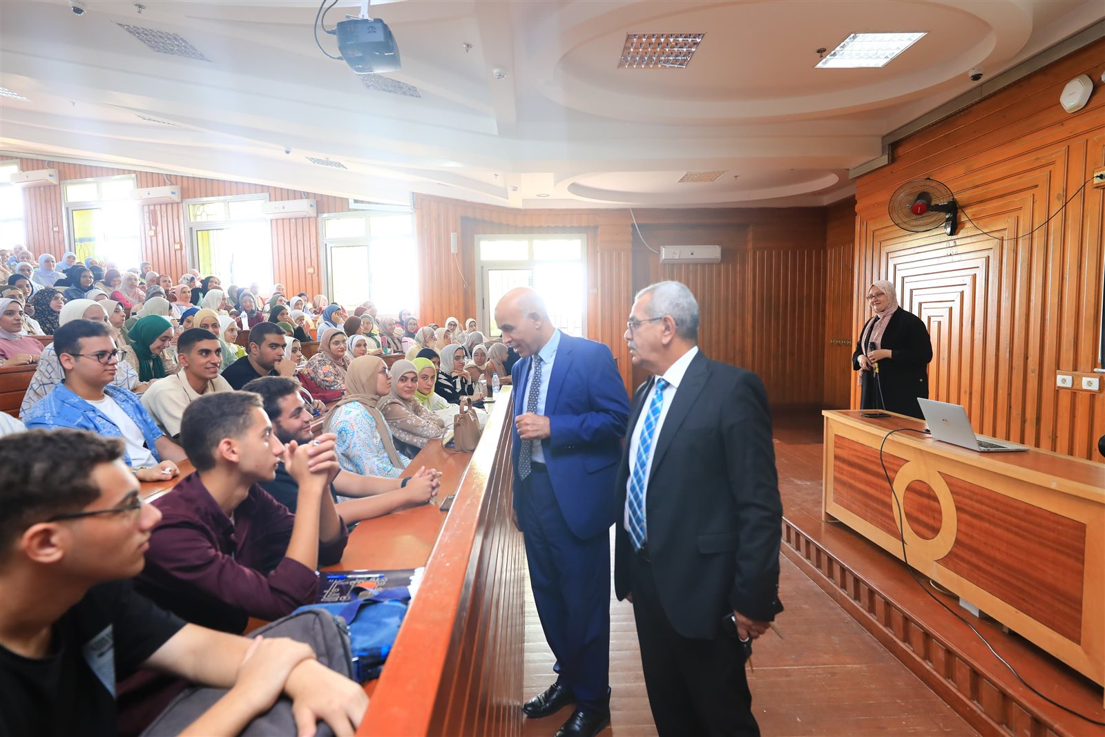 جولة رئيس جامعة كفر الشيخ الأهلية لمتابعة كليات الطب والصيدلة