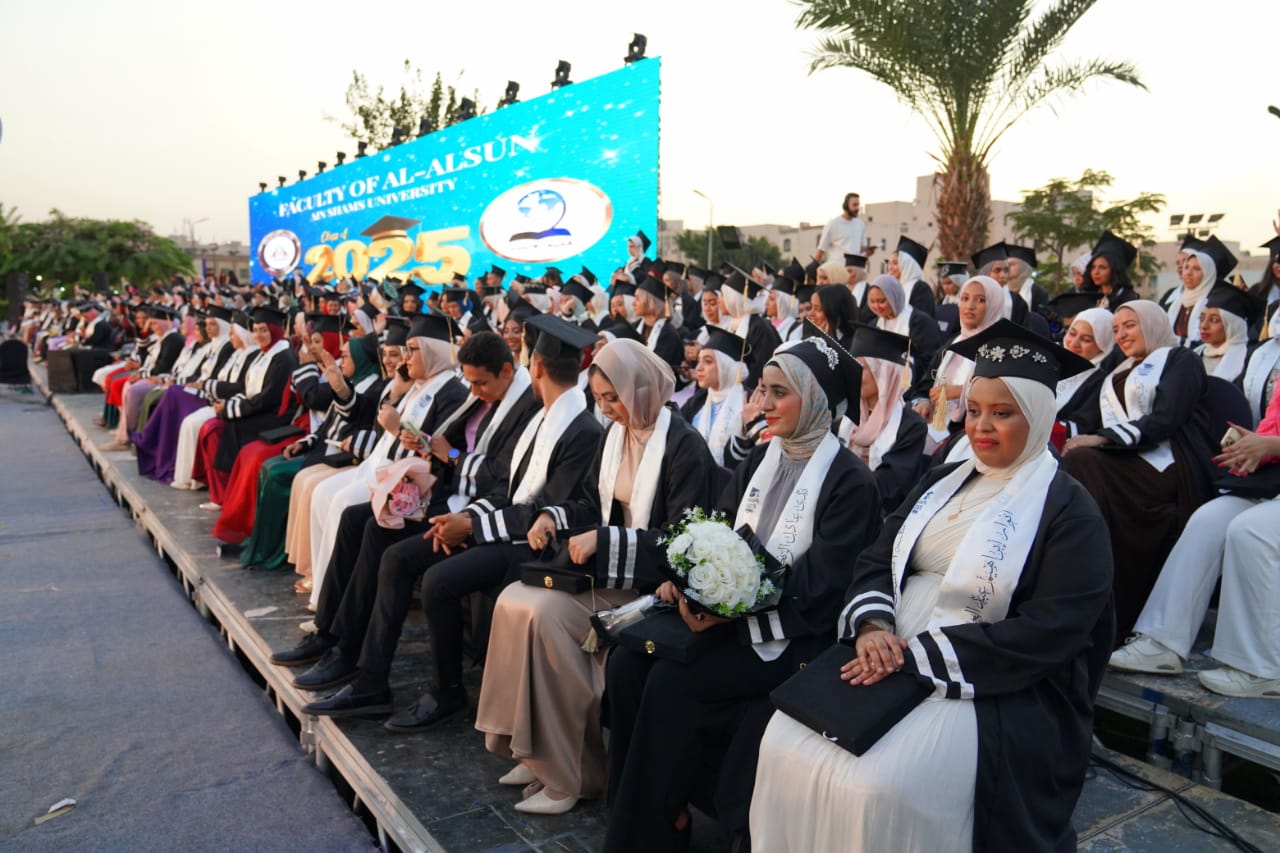 كلية الألسن جامعة عين شمس تحتفل بتخرج دفعة جديدة من طلابها 
