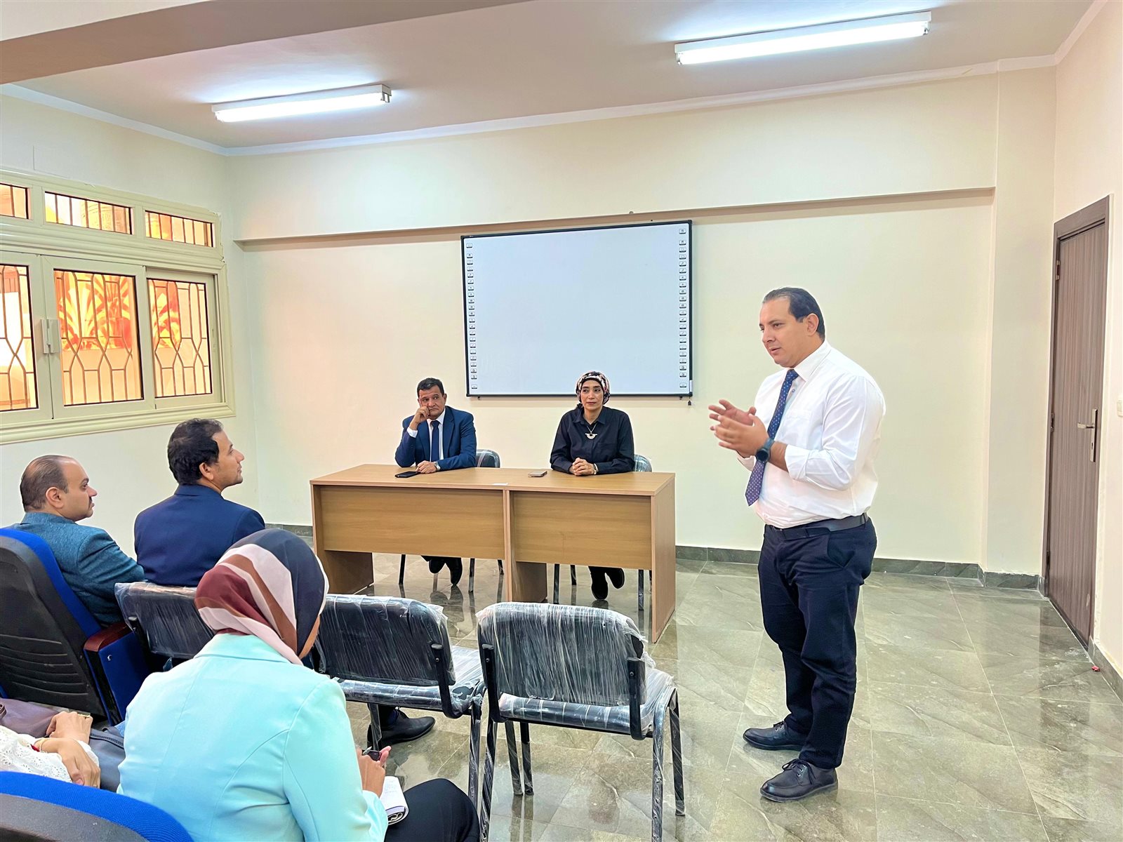 رئيس جامعة الأقصر الأهلية تعقد اجتماعًا مع أعضاء هيئة التدريس