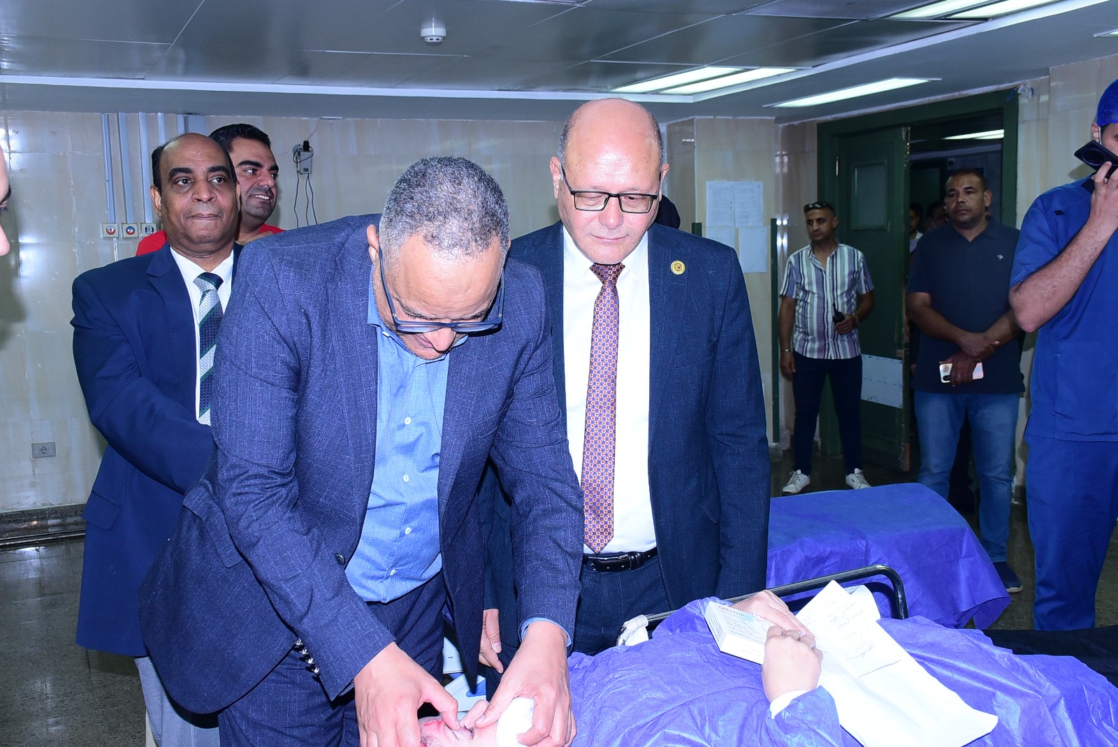 جامعة سوهاج تحقق إنجازًا طبيًا استثنائيًا في إزالة المياه البيضاء