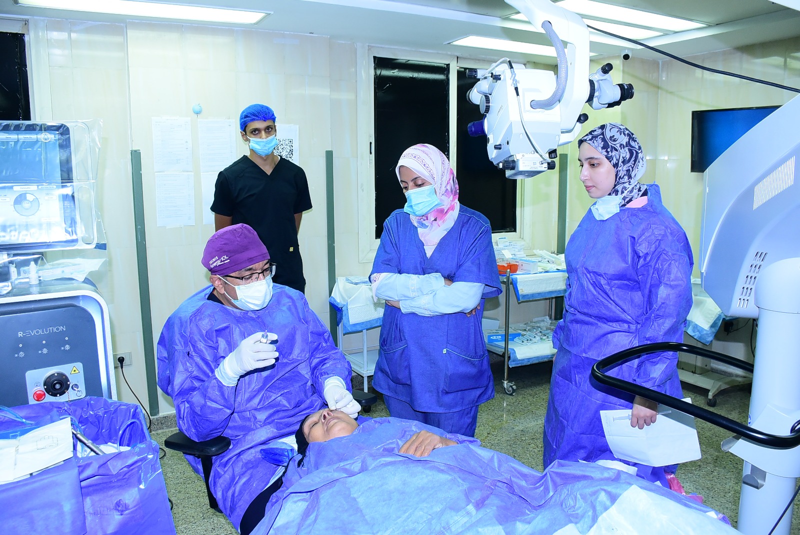 جامعة سوهاج تحقق إنجازًا طبيًا استثنائيًا في إزالة المياه البيضاء