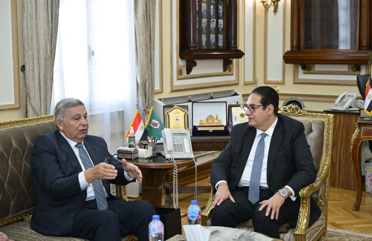 جامعة القاهرة توقع بروتوكولًا استراتيجيًا لتطوير الدراسات العليا بطب الأسنان