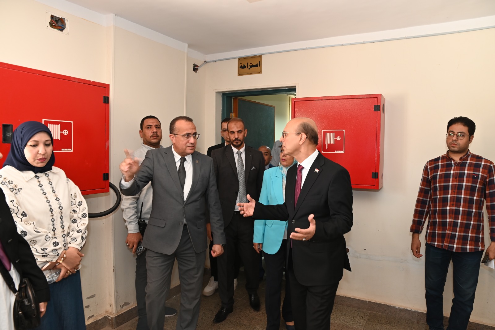 رئيس جامعة أسيوط يتفقد سير العمل ومستوى الخدمات الطبية بمستشفى أسيوط الجديدة الجامعي