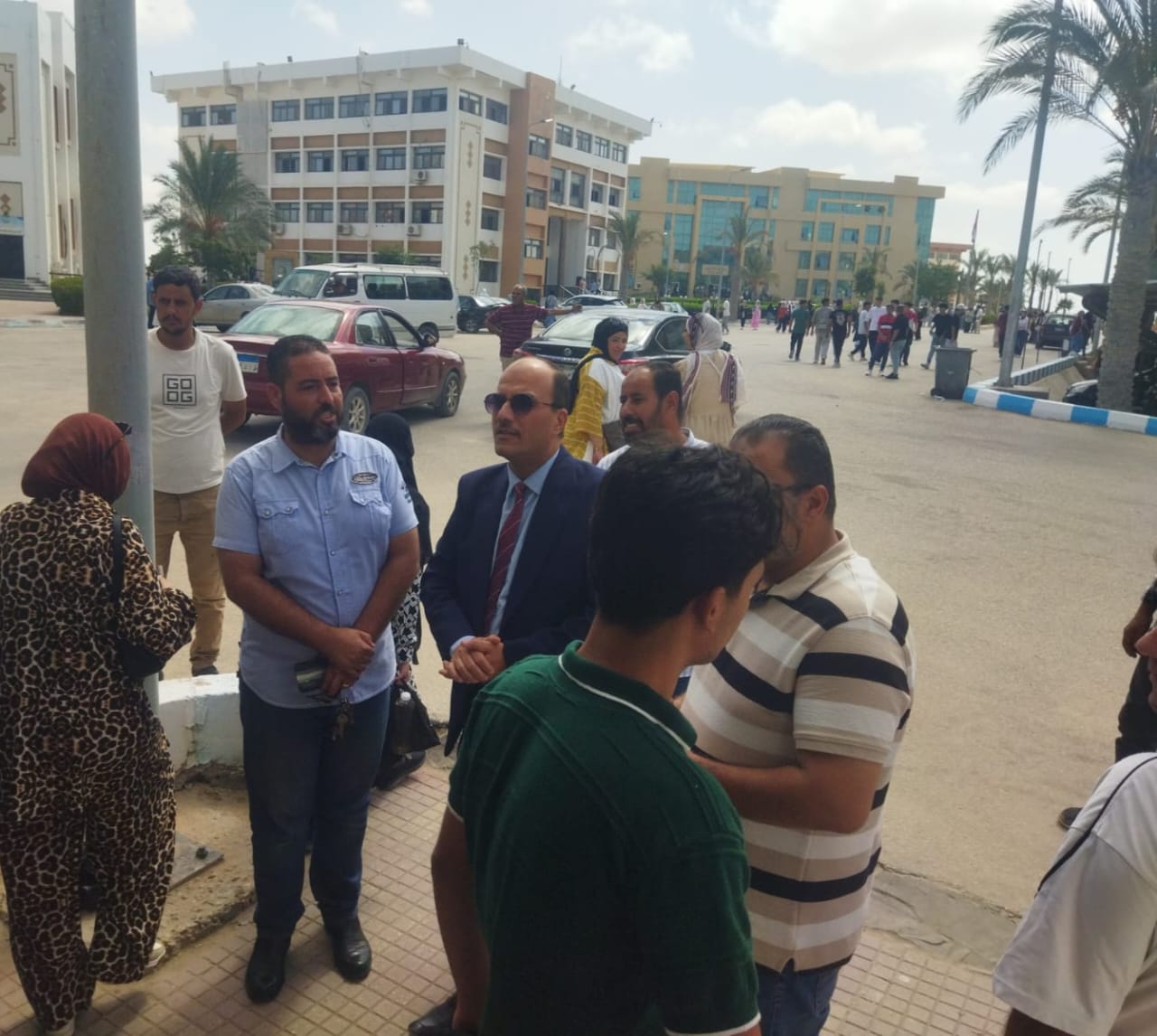 رئيس جامعة العريش يقوم بجولة تفقدية داخل الحرم الجامعي يتابع انتظام العملية التعليمية