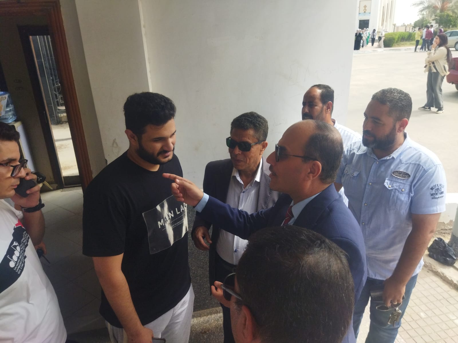 رئيس جامعة العريش يقوم بجولة تفقدية داخل الحرم الجامعي يتابع انتظام العملية التعليمية