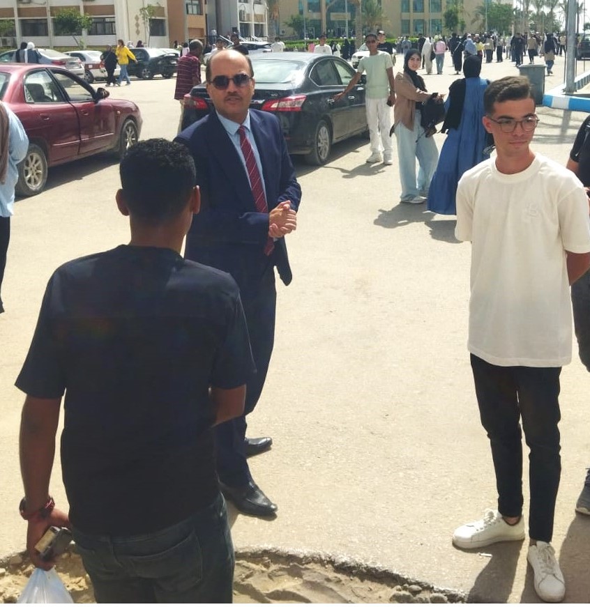رئيس جامعة العريش يقوم بجولة تفقدية داخل الحرم الجامعي يتابع انتظام العملية التعليمية