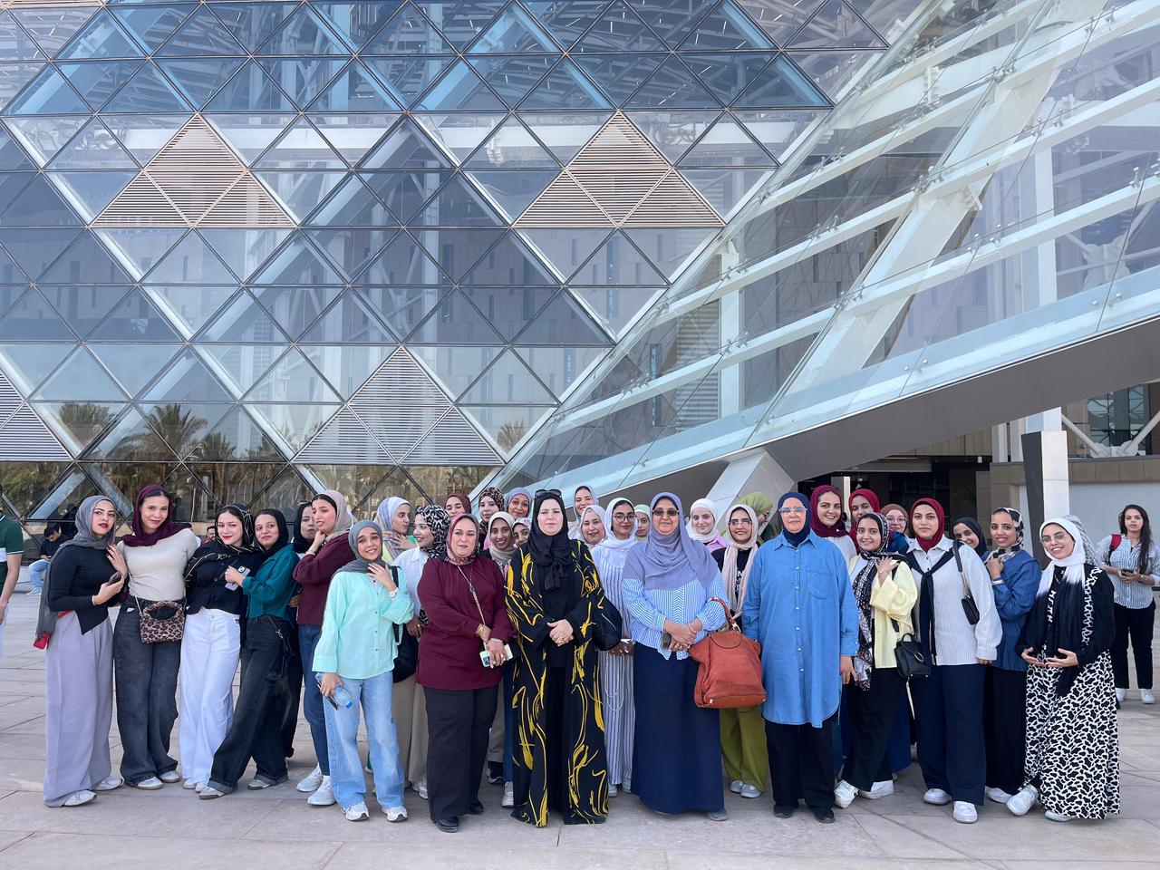 طلاب جامعة أسيوط الأهلية في زيارة ثقافية للمتحف المصري الكبير والمتحف القومي للحضارة 