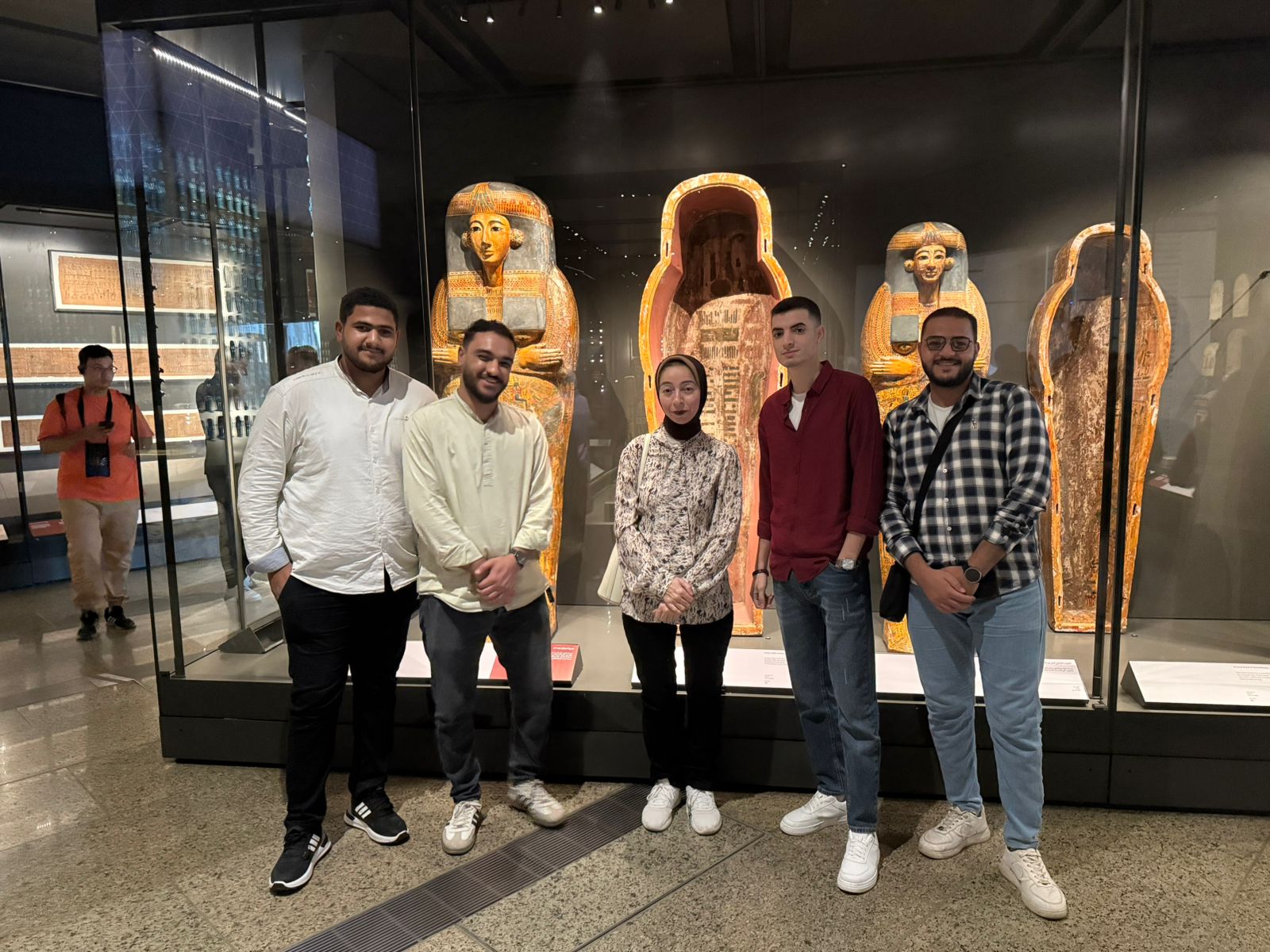 طلاب جامعة أسيوط الأهلية في زيارة ثقافية للمتحف المصري الكبير والمتحف القومي للحضارة 