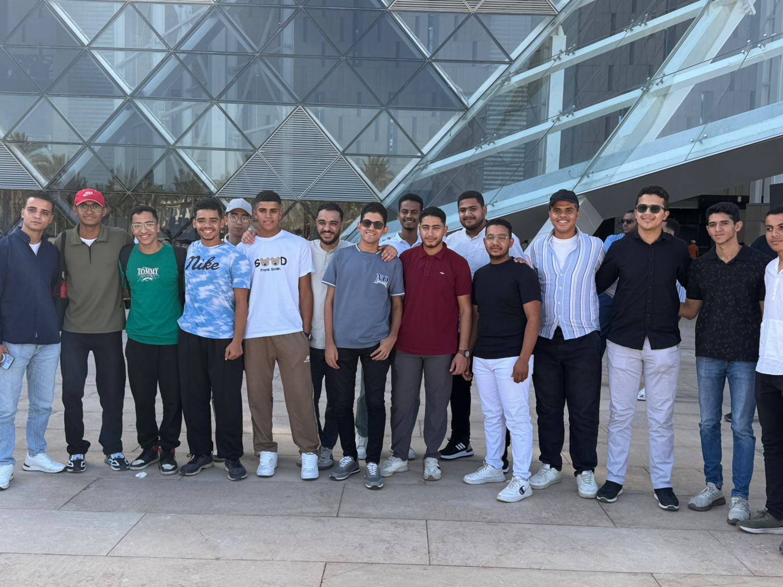 طلاب جامعة أسيوط الأهلية في زيارة ثقافية للمتحف المصري الكبير والمتحف القومي للحضارة 